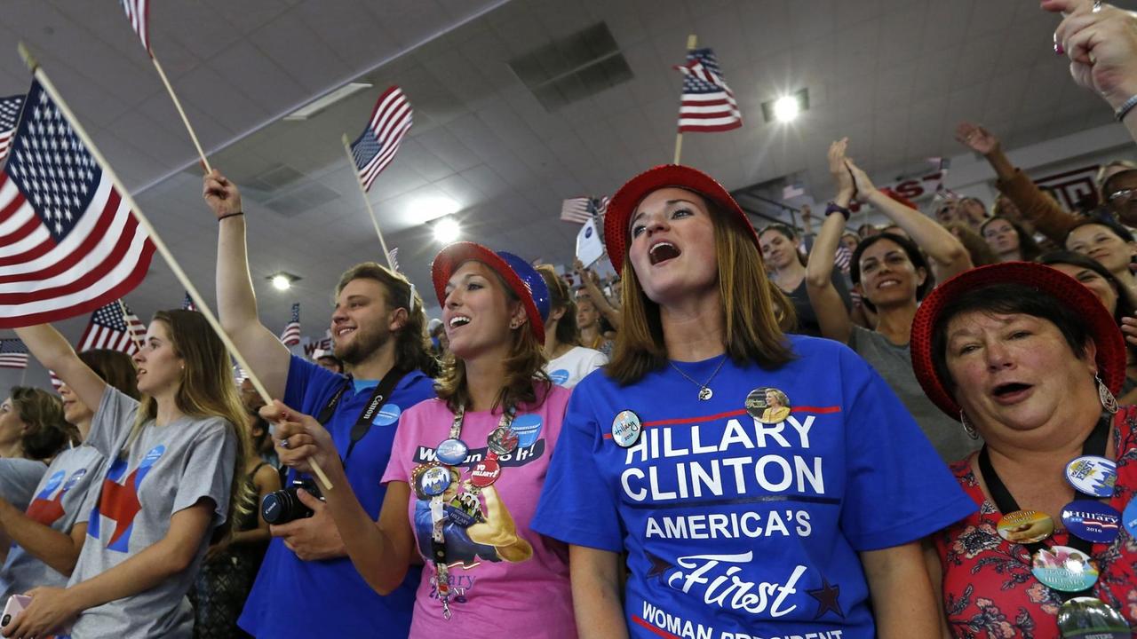 Unterstützerinnen von Hillary Clinton auf dem Nominierungsparteitag der US-Demokraten in Philadelphia 2016. Unterstützerinnen von Hillary Clinton auf dem Nominierungsparteitag der US-Demokraten in Philadelphia 2016.