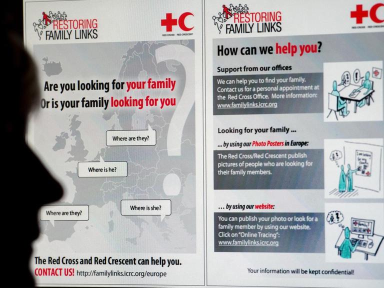 Eine Frau sitzt am 26.08.2016 an einem PC-Monitor in Dresden (Sachsen) und betrachtet den Flyer "Restoring Family Links" des Deutschen Roten Kreuzes (DRK) Suchdienst. Trotz sinkender Flüchtlingszahlen in Deutschland erwartet der Suchdienst des DRK in diesem Jahr bei der internationalen Suche nach Angehörigen eine Rekordzahl an Anfragen.