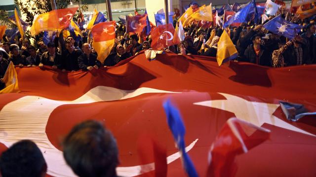 AKP-Anhänger in Istanbul nach Bekanntgabe der ersten Ergebnisse bei der türkischen Parlamentswahl