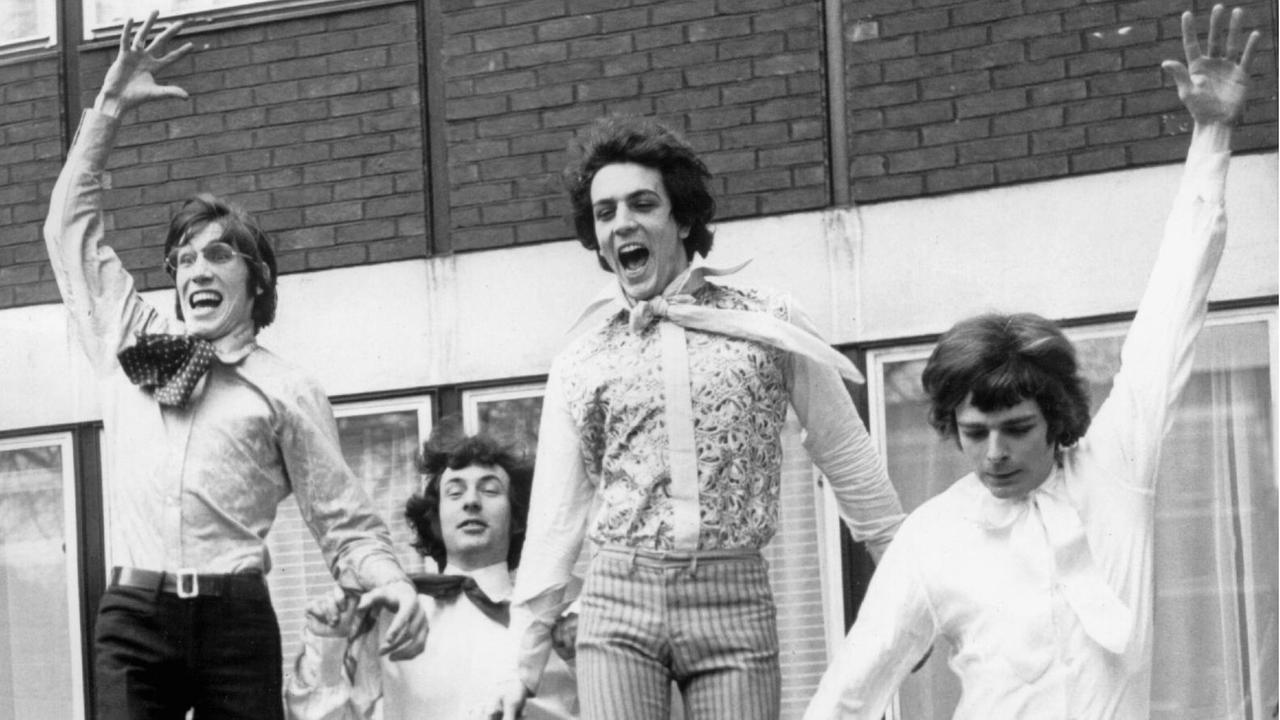 Voller Lebensfreude springen die Mitglieder der britischen Popgruppe "Pink Floyd" in Luft: (l-r) Rogers Waters (22, Bassgitarre), Syd Barrett (21, Leadgitarre), Nick Mason (22, Schlagzeug) und Rick Wright (21, Orgel, Cello, Klavier). Aufnahme vom 3.März 1967 in London. | Voller Lebensfreude springen die Mitglieder der britischen Popgruppe "Pink Floyd" in Luft: (l-r) Rogers Waters (22, Bassgitarre), Syd Barrett (21, Leadgitarre), Nick Mason (22, Schlagzeug) und Rick Wright (21, Orgel, Cello, Klavier). Aufnahme vom 3.März 1967 in London. |