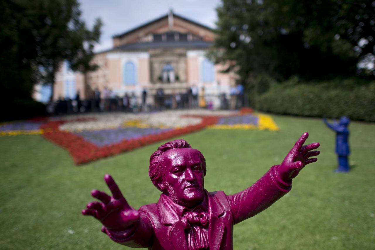 Bunte Büste von Richard Wagner vor dem Festspielhaus auf dem Grünen Hügel in Bayreuth.