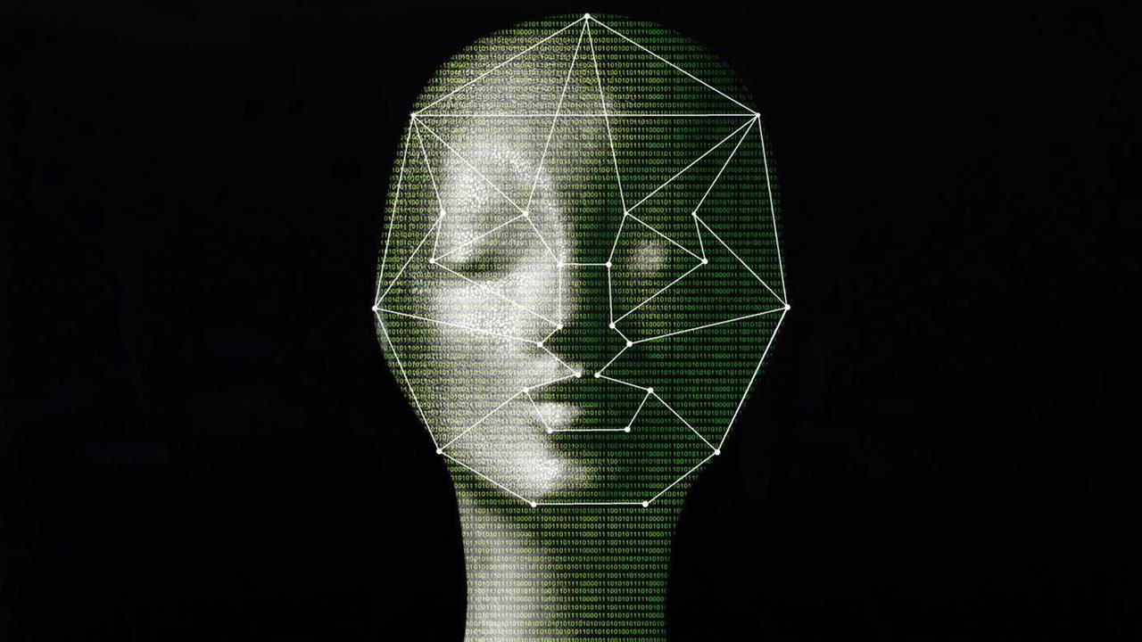 Das Foto zeigt einen Computer-Bildschirm, auf dem ein menschliches Gesicht biometrisch vermessen wird.