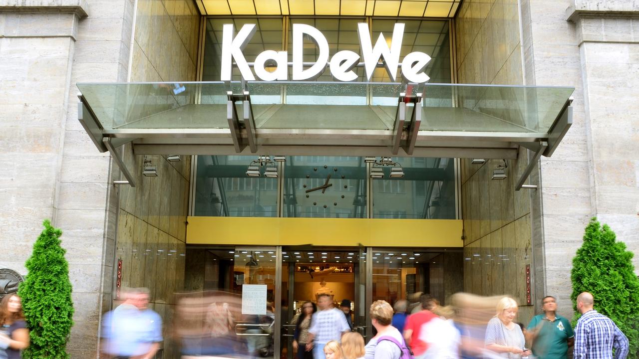 Besucher und Kunden am Eingang zum KaDeWe Besucher und Kunden am Eingang zum KaDeWe