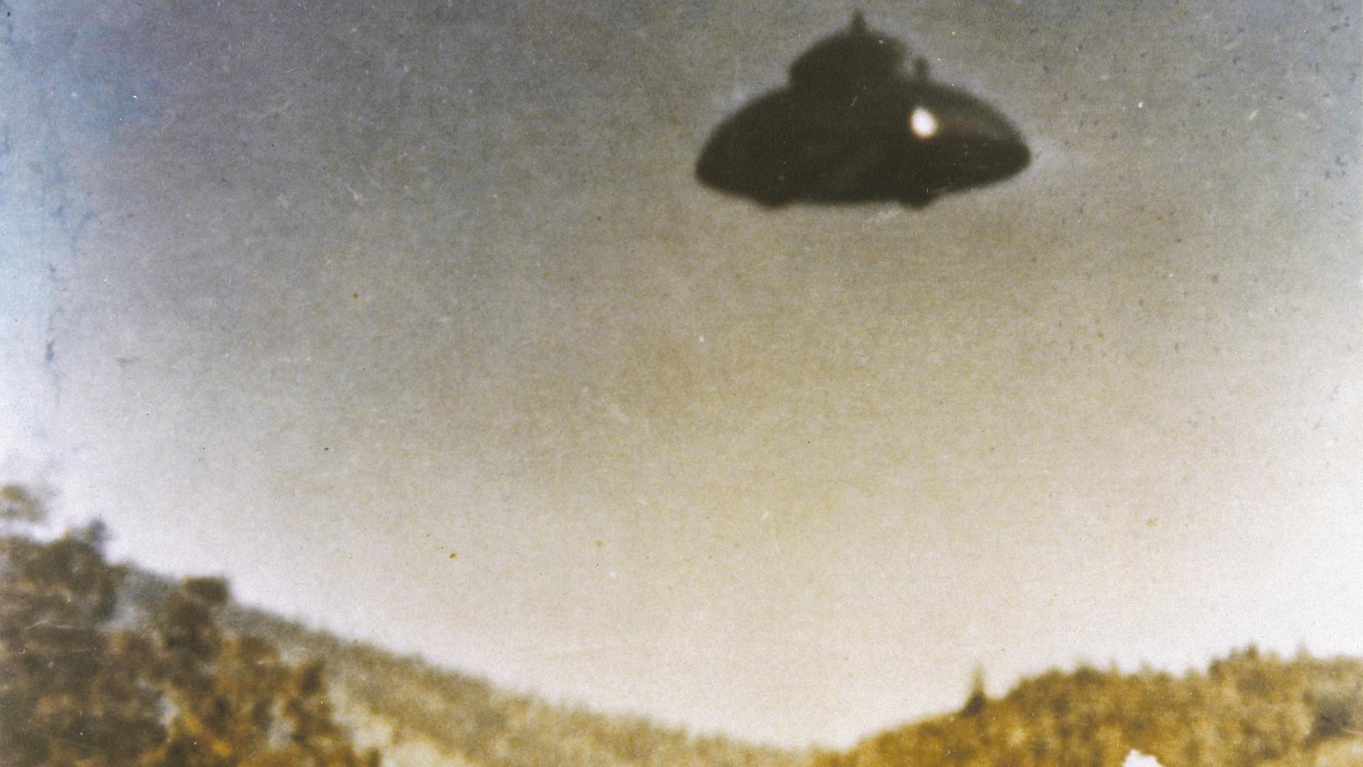 Ein unbekanntes Flugobjekt, kurz: UFO. Ein unbekanntes Flugobjekt, kurz: UFO.