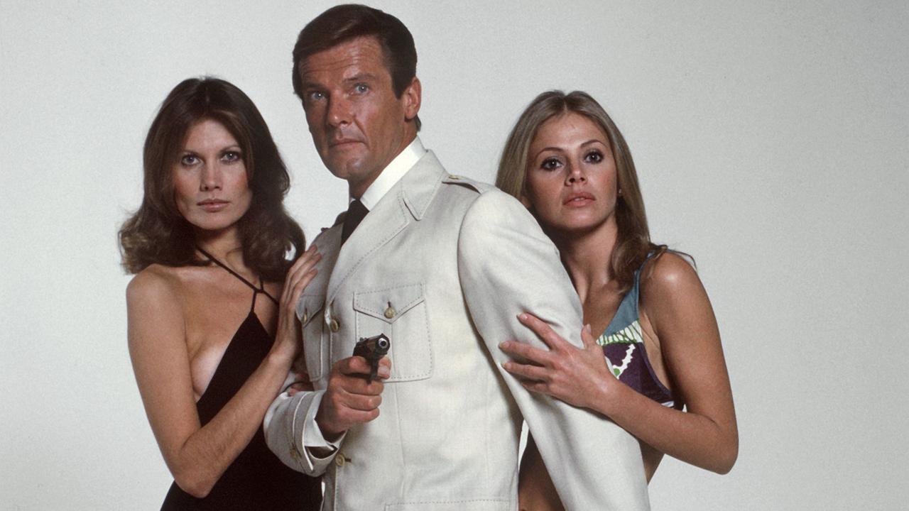 James Bond-Darsteller Roger Moore mit seinen Filmpartnerinnen Maud Adams (l.) und Britt Eklund (r.) in dem Film "Der Mann mit dem goldenen Colt" James Bond-Darsteller Roger Moore mit seinen Filmpartnerinnen Maud Adams (l.) und Britt Eklund (r.) in dem Film "Der Mann mit dem goldenen Colt"