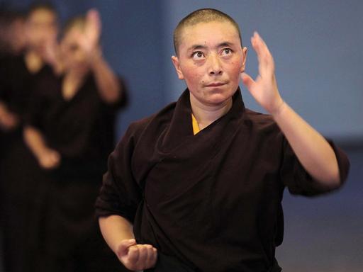 Junge Buddhistische Nonnen mit kurz geschorenen Haaren während der Kung-Fu Übungung.