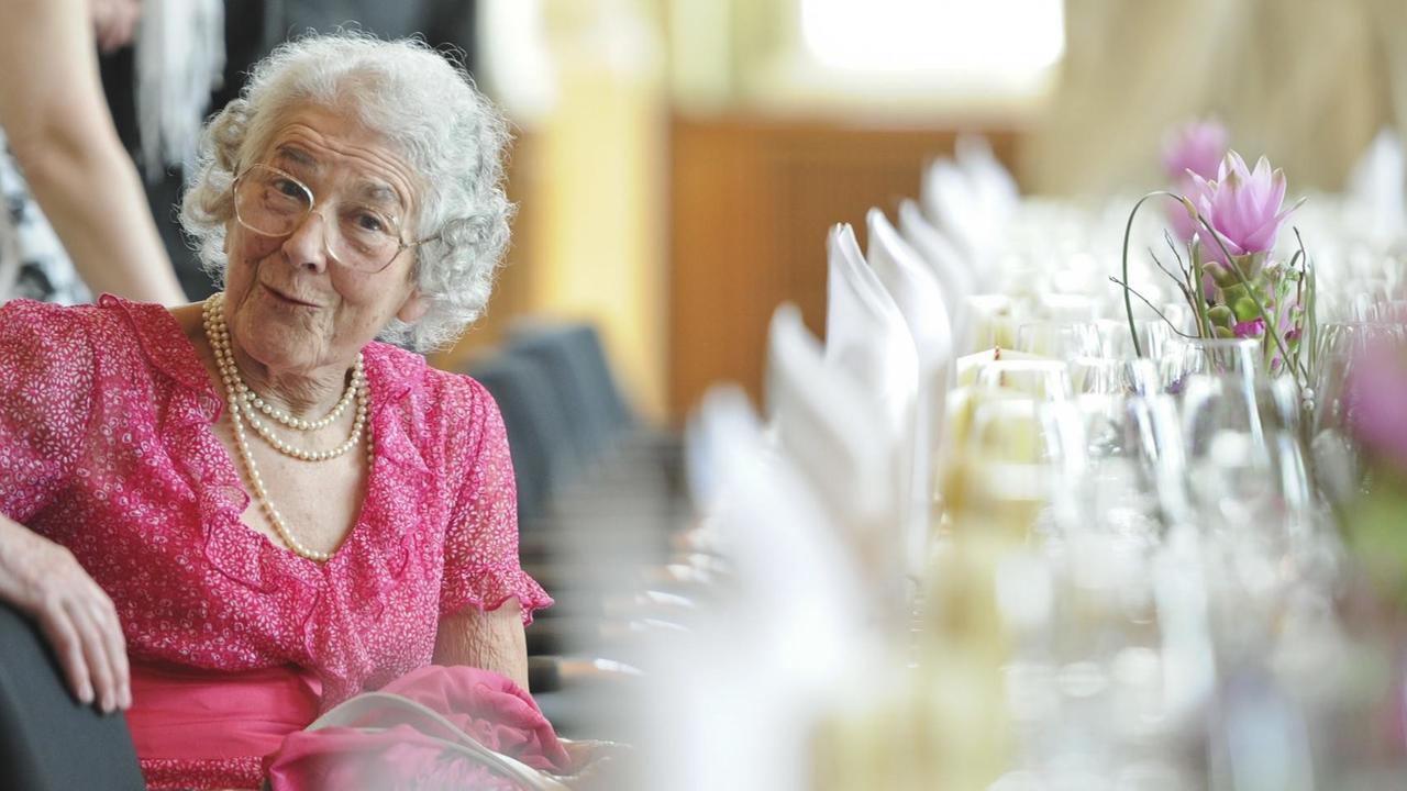 Die Schriftstellerin Judith Kerr wird am 17.05.2013 im Roten Rathaus ihrer ehemaligen Heimatstadt Berlin empfangen. Die Schriftstellerin Judith Kerr wird am 17.05.2013 im Roten Rathaus ihrer ehemaligen Heimatstadt Berlin empfangen.