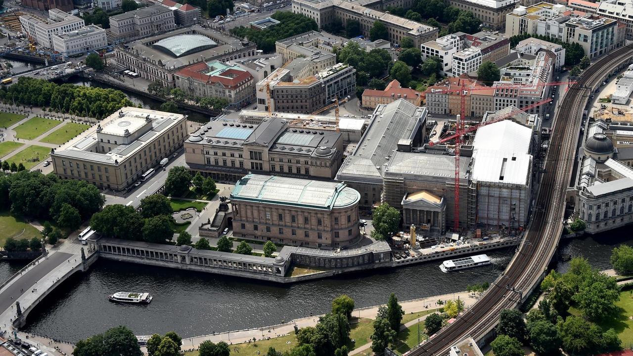 Blick auf Berlin-Mitte mit der Museumsinsel zwischen der Spree und dem Kupfergraben, aufgenommen am 16.06.2016 aus einem Forschungs-Zeppelin des Helmholtz-Zentrums.