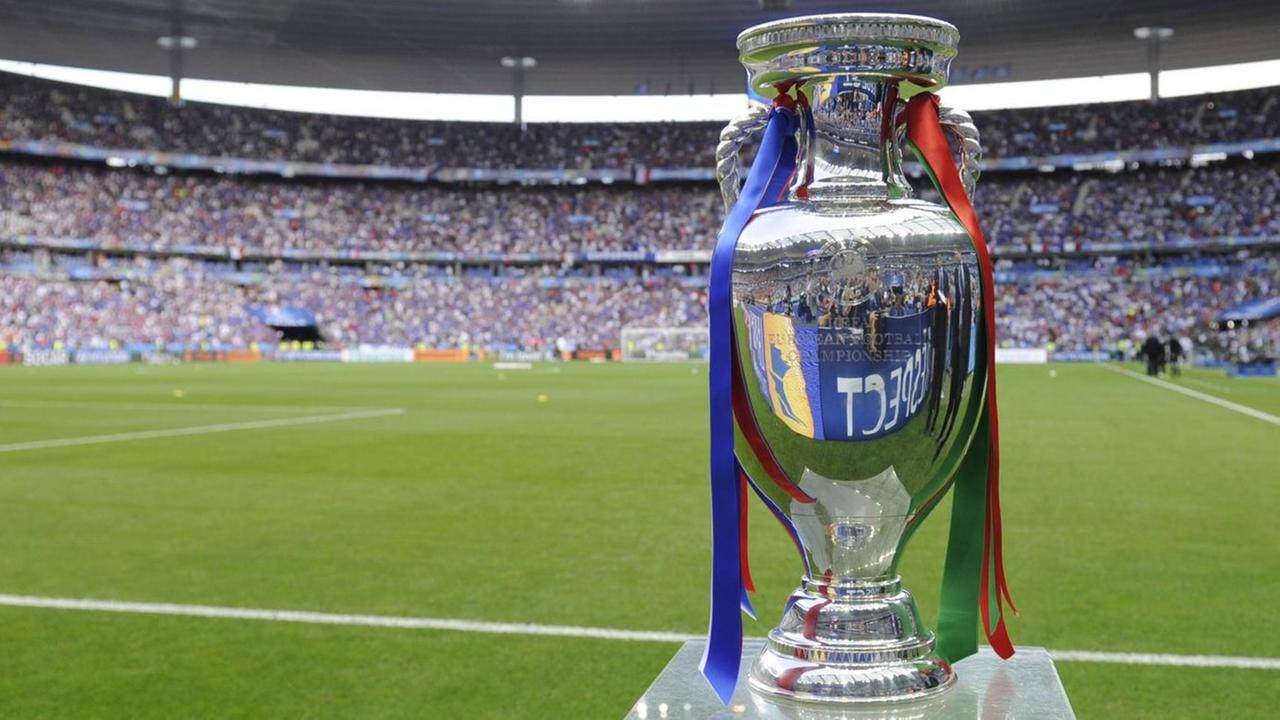Der EM-Pokal beim Finale der Europameisterschaft 2016 am 10.07.2016 im Pariser Stade de France. Der EM-Pokal beim Finale der Europameisterschaft 2016 am 10.07.2016 im Pariser Stade de France.