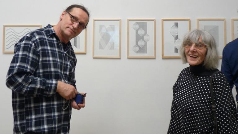 Renè Rehfeldt und Ruth Wolf-Rehfeldt bei einer Ausstellungseröffnung mit Ruths Arbeiten.