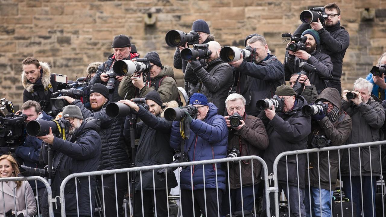 Pressevertretern mit großen Kameras und Mikrofonen während eines Termins in Edingburgh mit Prinz Harry und seiner damaligen Verlobten Meghan Markle.