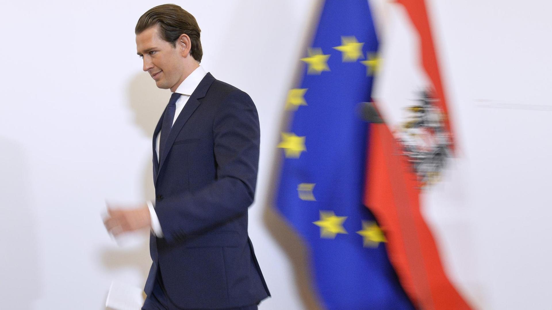 Sebastian Kurz, Bundeskanzler von Österreich, läuft im Rahmen seiner Stellungnahme zu neuen Entwicklungen in der Koalition im Bundeskanzleramt. Im Hintergrund sind die österreichische und die EU-Flagge zu sehen. Sebastian Kurz, Bundeskanzler von Österreich, läuft im Rahmen seiner Stellungnahme zu neuen Entwicklungen in der Koalition im Bundeskanzleramt. Im Hintergrund sind die österreichische und die EU-Flagge zu sehen.