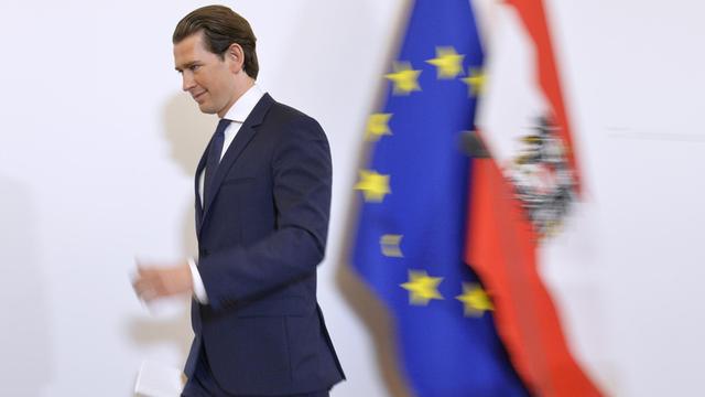 Sebastian Kurz, Bundeskanzler von Österreich, läuft im Rahmen seiner Stellungnahme zu neuen Entwicklungen in der Koalition im Bundeskanzleramt. Im Hintergrund sind die österreichische und die EU-Flagge zu sehen.