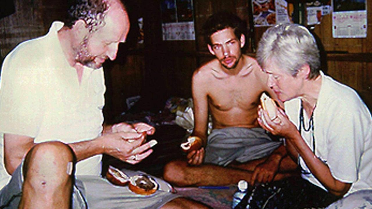 Die entführte Göttinger Familie Wallert (von links nach rechts: Werner Wallert, Marc und Renate) sitzen im Jahr 2000 im Dschungel-Camp ihrer Entführer auf der Insel Jolo und essen Sandwiches. Die entführte Göttinger Familie Wallert (von links nach rechts: Werner Wallert, Marc und Renate) sitzen im Jahr 2000 im Dschungel-Camp ihrer Entführer auf der Insel Jolo und essen Sandwiches.