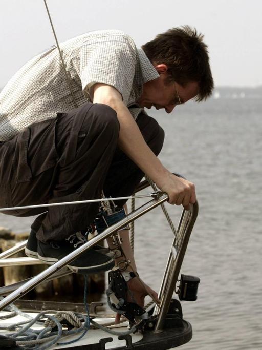 Ein Segler bereitet sein Boot vor