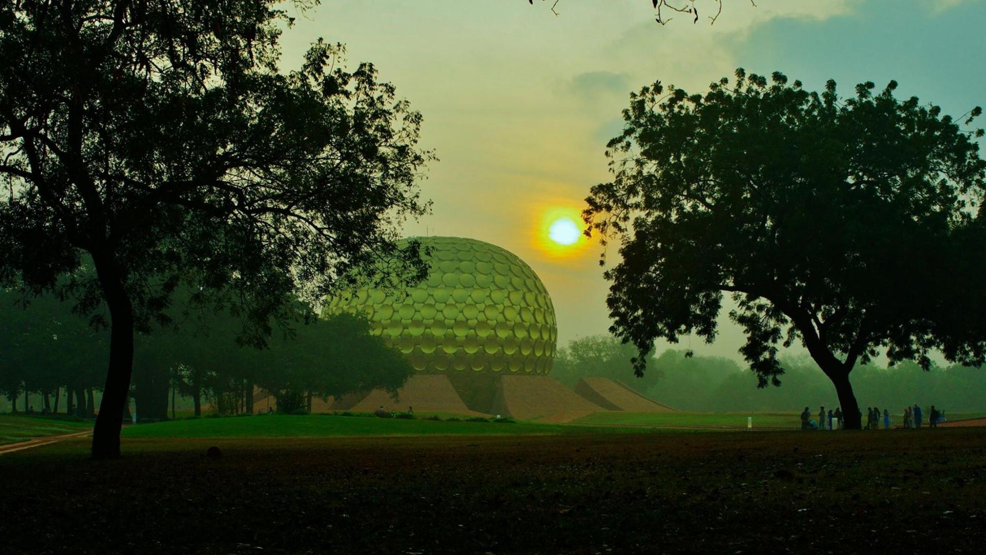Der gold glänzende sakrale Zentralbau im südindischen Auroville Der gold glänzende sakrale Zentralbau im südindischen Auroville