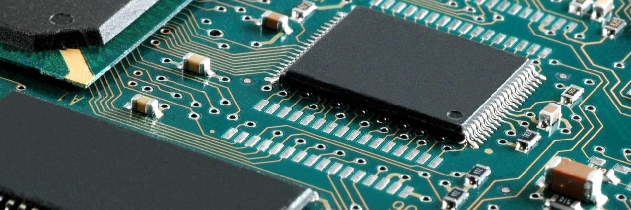 Nahaufnahme eines Mikrochips. Nahaufnahme eines Mikrochips.