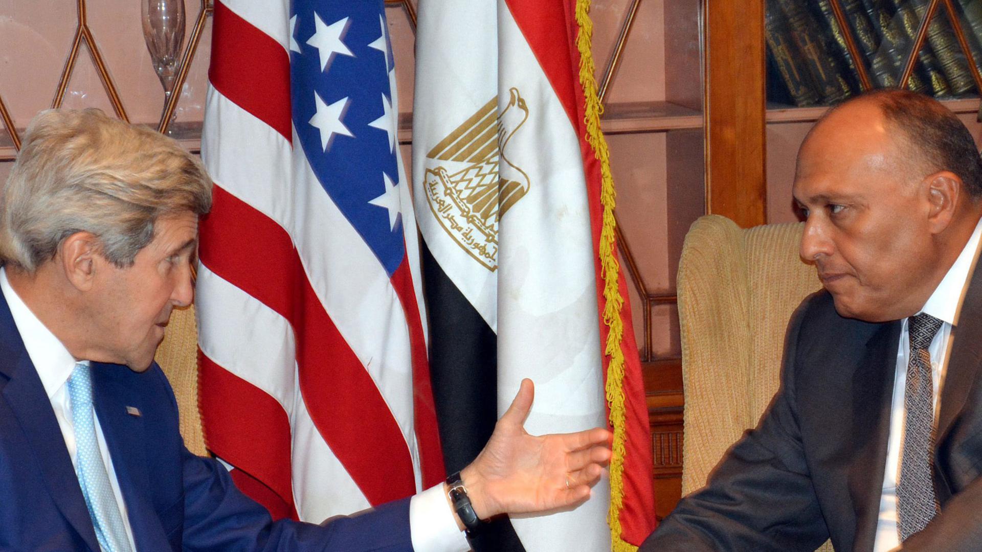 US-Außenminister John Kerry und sein ägyptischer Amtskollege Sameh Schukri. US-Außenminister John Kerry und sein ägyptischer Amtskollege Sameh Schukri.