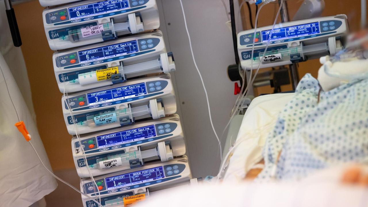 Ein Covid-19 Patient liegt in einem isoliertem Intensivbett-Zimmer in der Asklepios Klinik und wird beatmet.