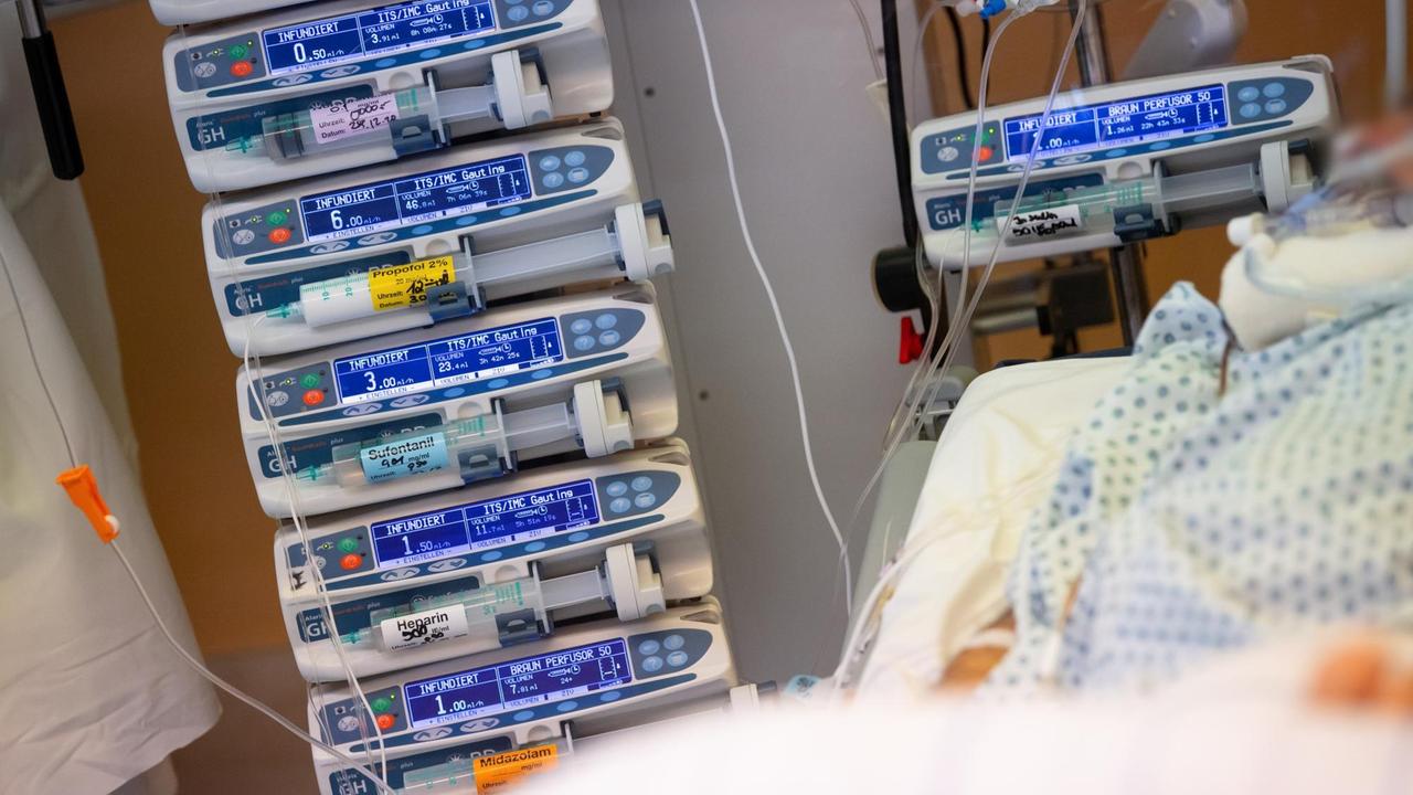 Ein Covid-19 Patient liegt in einem isoliertem Intensivbett-Zimmer in der Asklepios Klinik und wird beatmet. Ein Covid-19 Patient liegt in einem isoliertem Intensivbett-Zimmer in der Asklepios Klinik und wird beatmet.