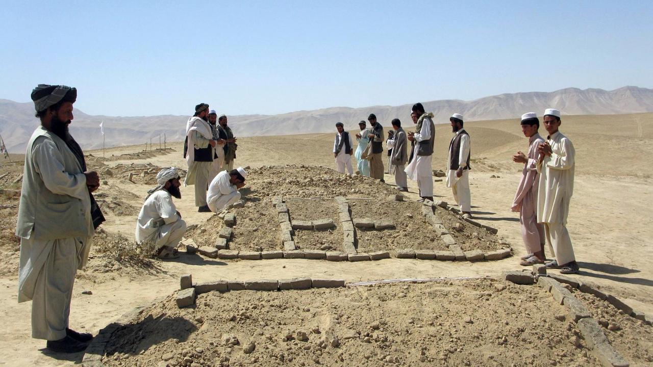 Trauernde Angehörige nach einem Bombardement in Afghanistan Trauernde Angehörige nach einem Bombardement in Afghanistan