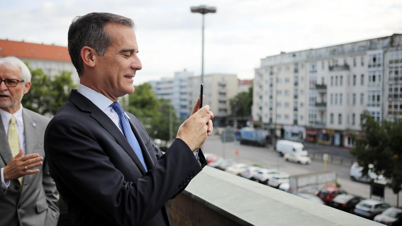 Eric Garcetti, Bürgermeister von L.A., auf einem Balkon des Schöneberger Rathauses während eines gemeinsam von Deutschlandfunk Kultur und dem Aspen-Institute Berlin veranstalteten Frühstücks mit geladenen Gästen im Schönberger Rathaus in Berlin Eric Garcetti, Bürgermeister von L.A., auf einem Balkon des Schöneberger Rathauses während eines gemeinsam von Deutschlandfunk Kultur und dem Aspen-Institute Berlin veranstalteten Frühstücks mit geladenen Gästen im Schönberger Rathaus in Berlin