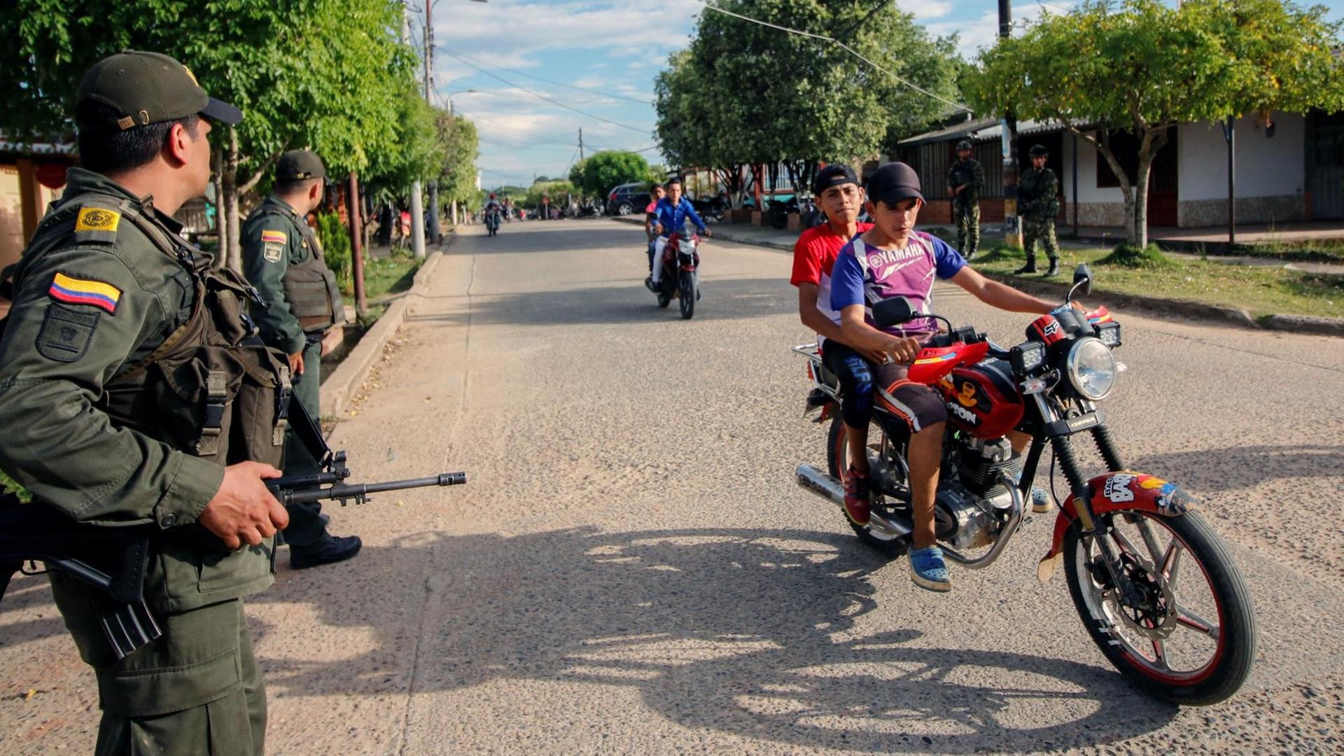 Bewaffnete Polizisten an einer Straße im kolumbianischen Tibu in der Provinz Norte de Santander im August 2018 / AFP PHOTO / Schneyder Mendoza Bewaffnete Polizisten an einer Straße im kolumbianischen Tibu in der Provinz Norte de Santander im August 2018 / AFP PHOTO / Schneyder Mendoza