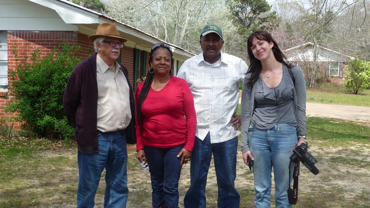 Chris Koch, Vernell Griffin, ihr Ehemann und Georgia Koch (v.lks.) in Harmony, Mississippi.