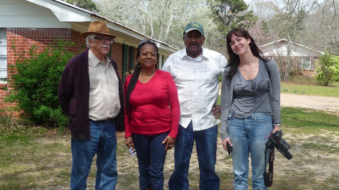 Chris Koch, Vernell Griffin, ihr Ehemann und Georgia Koch (v.lks.) in Harmony, Mississippi. Chris Koch, Vernell Griffin, ihr Ehemann und Georgia Koch (v.lks.) in Harmony, Mississippi.