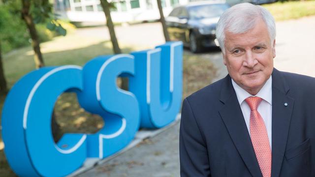 Bayerns Ministerpräsident Horst Seehofer vor dem CSU-Logo