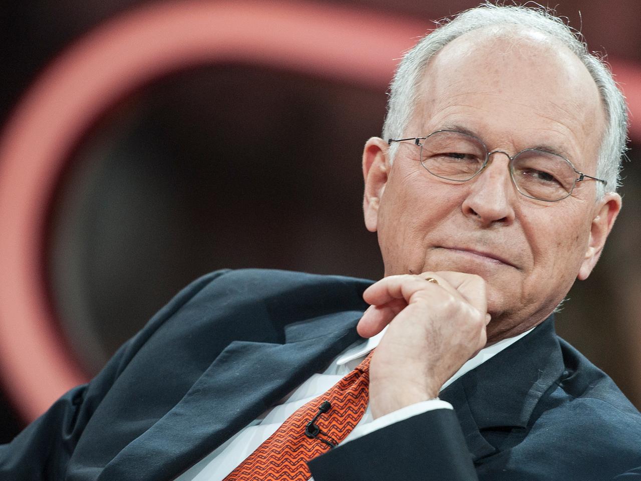 Wolfgang Ischinger, Leiter der Münchner Sicherheitskonferenz und ehemaliger deutscher Botschafter in Washington, sitzt am 02.03.2014 in Berlin im Gasometer in der ARD-Talkreihe "Günther Jauch". Wolfgang Ischinger, Leiter der Münchner Sicherheitskonferenz und ehemaliger deutscher Botschafter in Washington, sitzt am 02.03.2014 in Berlin im Gasometer in der ARD-Talkreihe "Günther Jauch".
