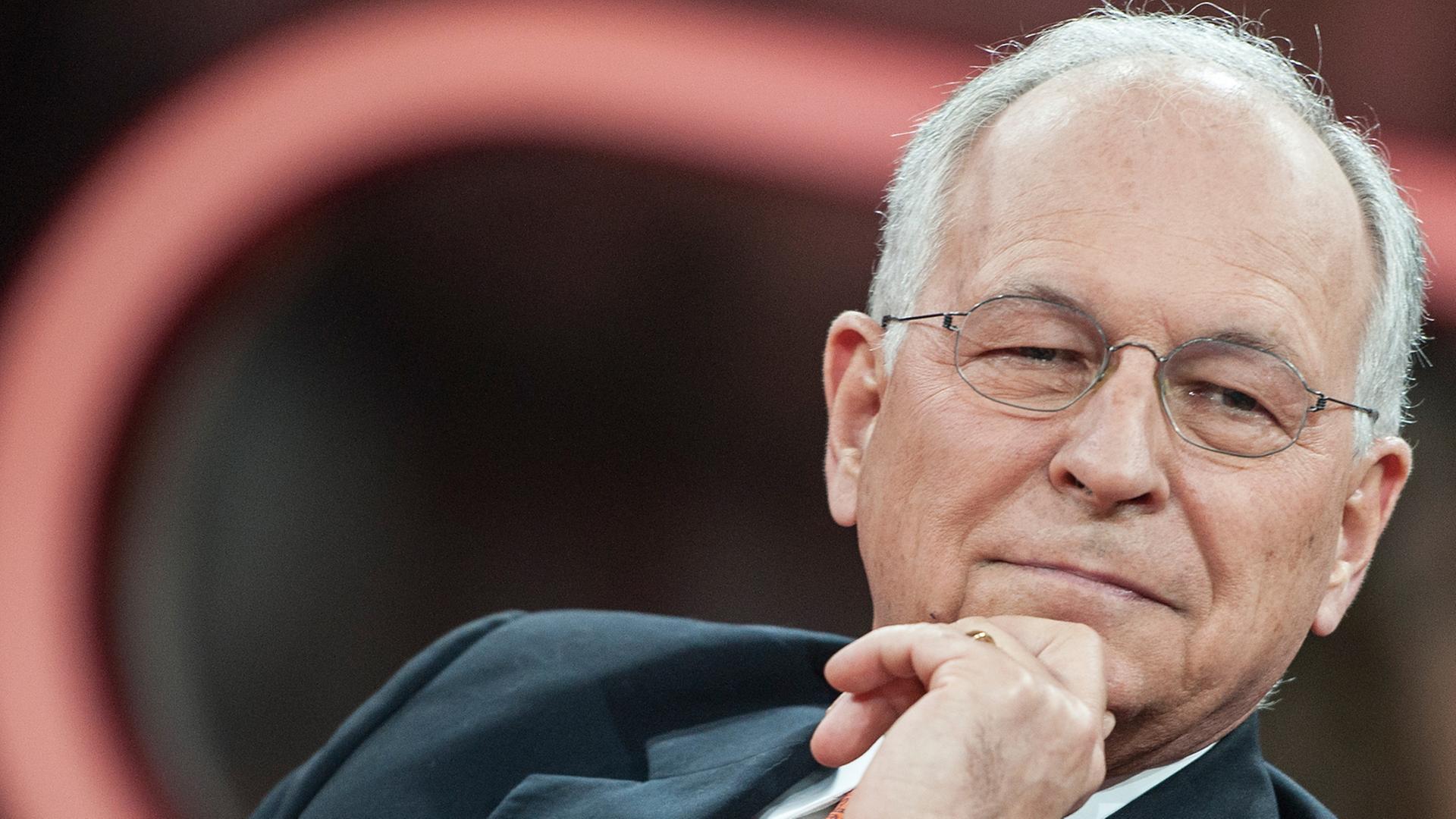 Wolfgang Ischinger, Leiter der Münchner Sicherheitskonferenz und ehemaliger deutscher Botschafter in Washington, sitzt am 02.03.2014 in Berlin im Gasometer in der ARD-Talkreihe "Günther Jauch".