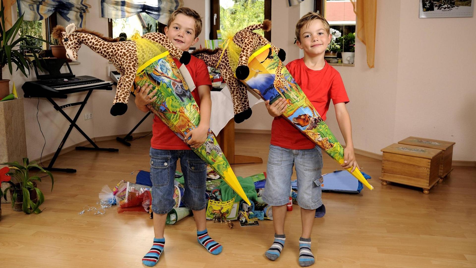 Zwei Zwillinge mit ihren Zuckertüten zum Schulanfang Two Twins with theirs Sugar bags to School Zwei Zwillinge mit ihren Zuckertüten zum Schulanfang Two Twins with theirs Sugar bags to School