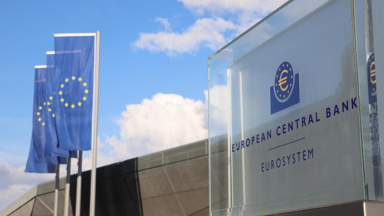 Wolken ziehen über die Europäische Zentralbank (EZB) in Frankfurt am Main hinweg. Wolken ziehen über die Europäische Zentralbank (EZB) in Frankfurt am Main hinweg.