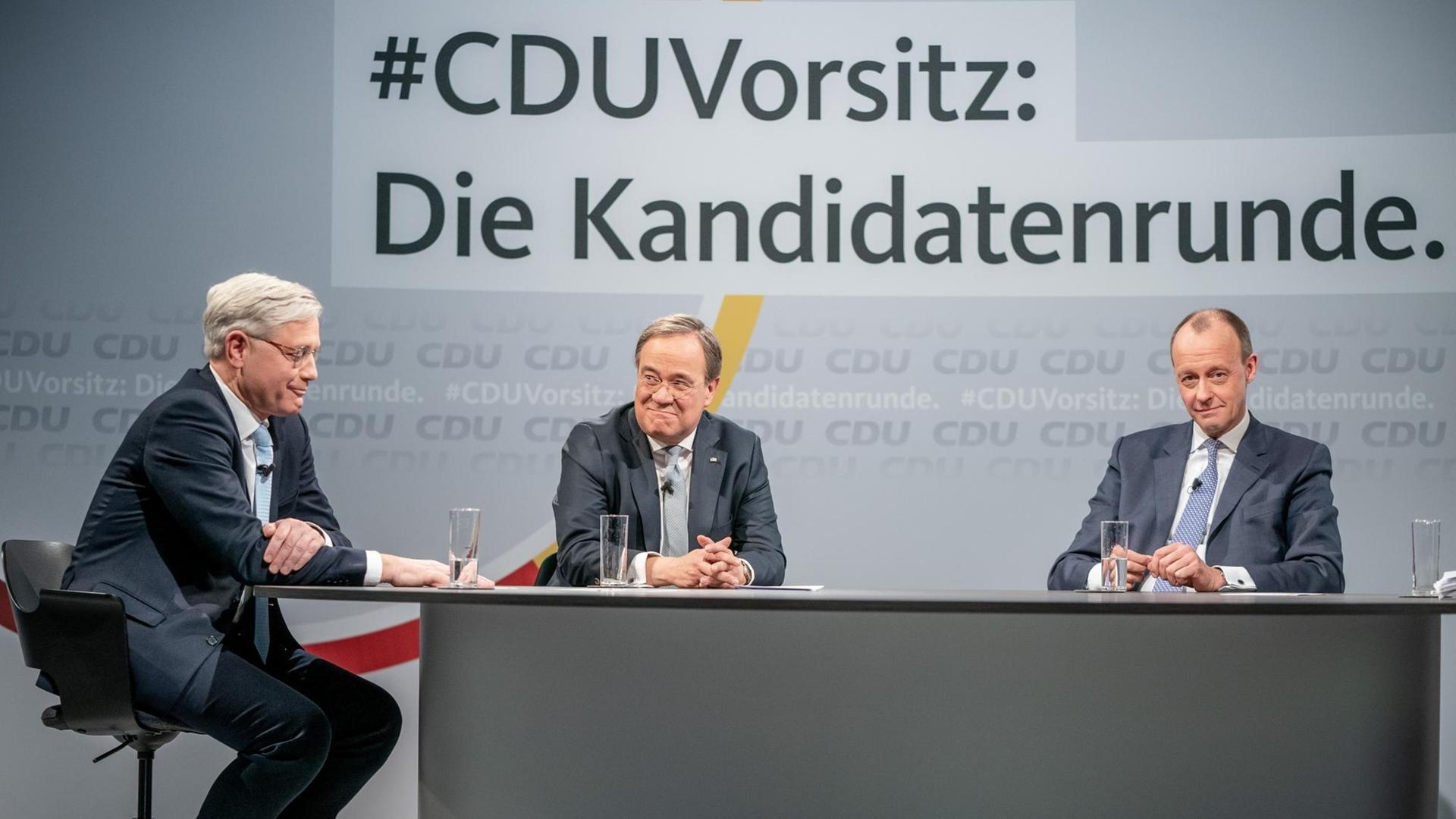 Die drei Kandidaten für den CDU-Parteivorsitz: Norbert Röttgen (l-r), Armin Laschet und Friedrich Merz sitzen nach einer Diskussionsrunde im Konrad-Adenauer-Haus. Vor der Wahl des CDU-Bundesvorsitzenden stellten sich die Kandidaten in der per Livestream übertragenen Diskussion den Mitgliedern. Die drei Kandidaten für den CDU-Parteivorsitz: Norbert Röttgen (l-r), Armin Laschet und Friedrich Merz sitzen nach einer Diskussionsrunde im Konrad-Adenauer-Haus. Vor der Wahl des CDU-Bundesvorsitzenden stellten sich die Kandidaten in der per Livestream übertragenen Diskussion den Mitgliedern.