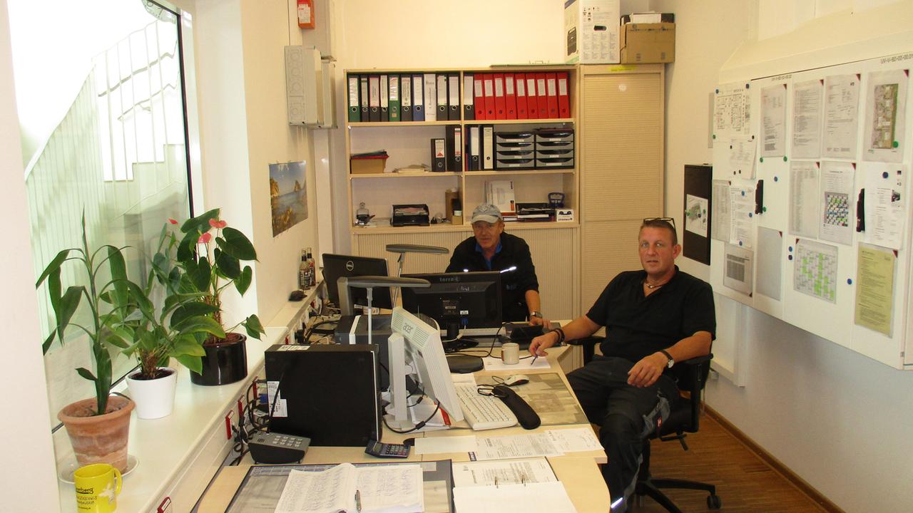 Hausmeister - oder Facility Manager - Lothar Woytatsch (l.) am Computer