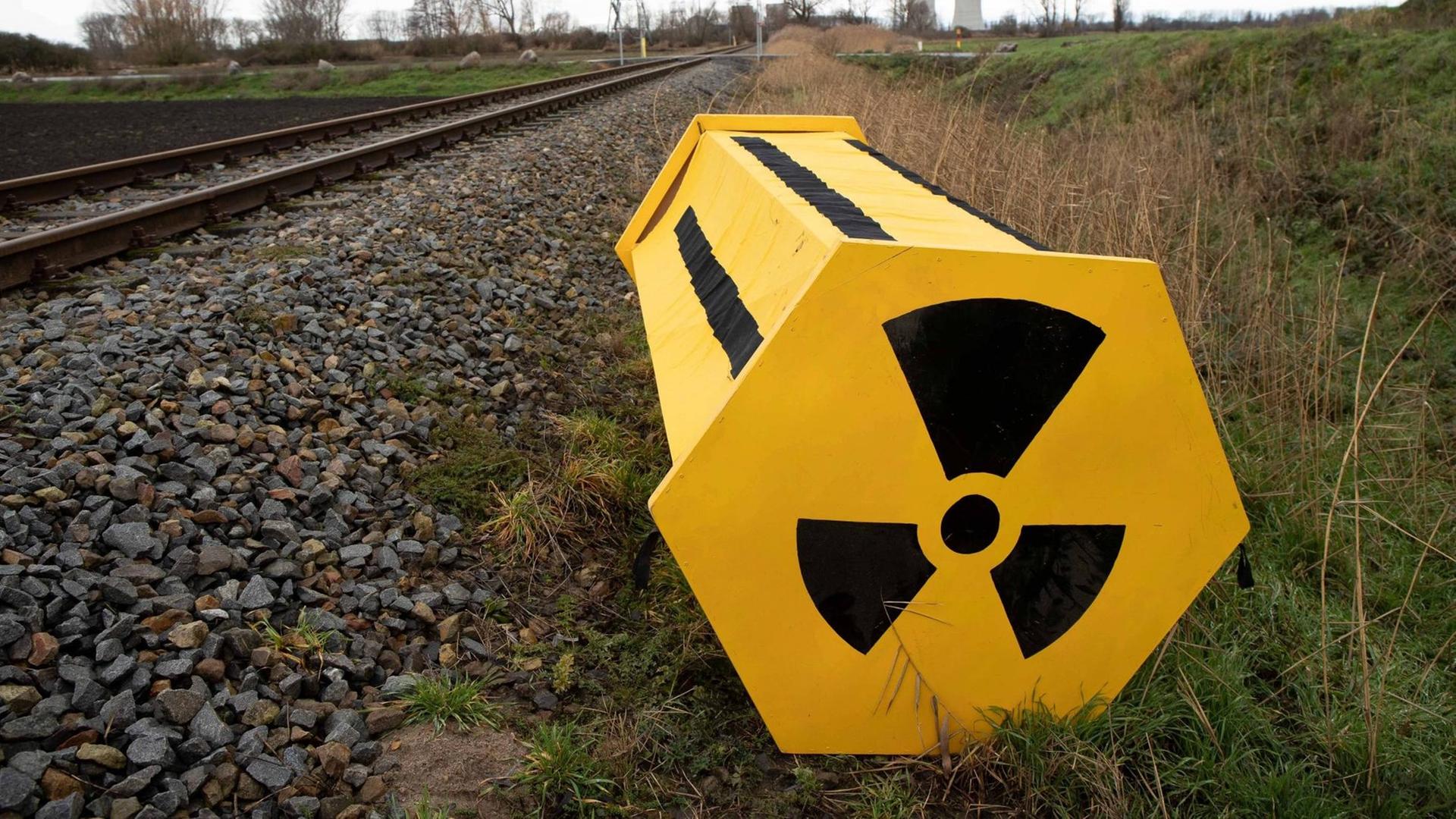 Dein Castor-Dummy, der von Atomkraftgegnern für eine Demonstration gebaut wurde Dein Castor-Dummy, der von Atomkraftgegnern für eine Demonstration gebaut wurde