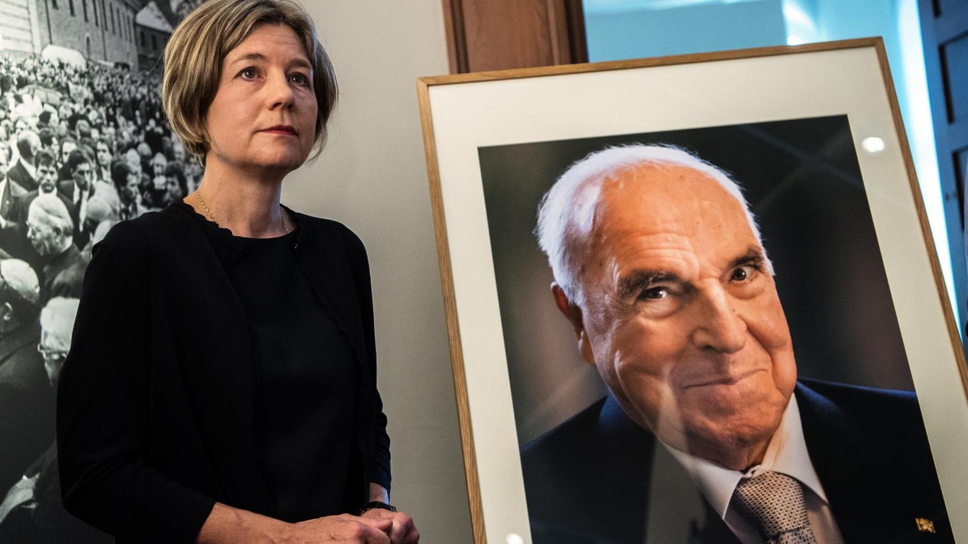 Maike Kohl-Richter, Witwe von Altbundeskanzler Helmut Kohl, steht neben dem Porträt ihres Mannes, das sie an das Historische Museum Speyer übergab (17.7.2018).
