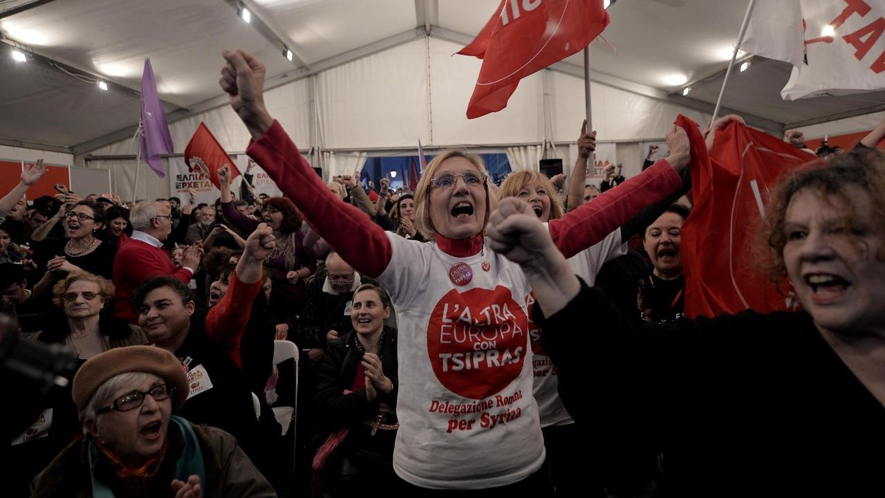 Jubel auf der Syriza-Wahlparty in Athen: Erste Hochrechnungen sehen das Linksbündnis knapp vor der absoluten Mehrheit. Jubel auf der Syriza-Wahlparty in Athen: Erste Hochrechnungen sehen das Linksbündnis knapp vor der absoluten Mehrheit.