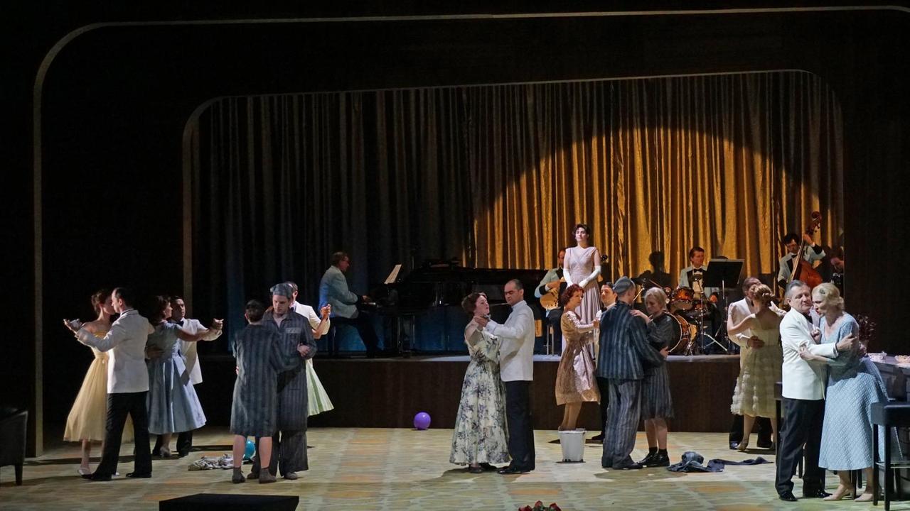 Zwischen KZ und Seereise: Mieczysław Weinbergs "Passagierin" (Szene aus dem Musiktheater im Revier, 25.1.2017). Zwischen KZ und Seereise: Mieczysław Weinbergs "Passagierin" (Szene aus dem Musiktheater im Revier, 25.1.2017).
