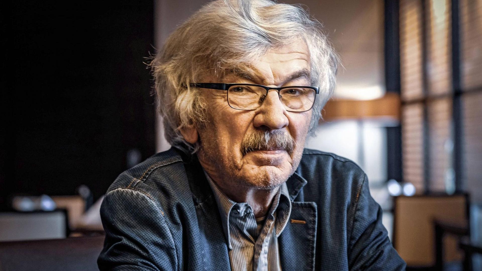 Der Schriftsteller Christoph Hein hat weiße Haare und einen Schnauzbart, er trägt eine Brille. Er blickt in die Kamera. Der Schriftsteller Christoph Hein hat weiße Haare und einen Schnauzbart, er trägt eine Brille. Er blickt in die Kamera.
