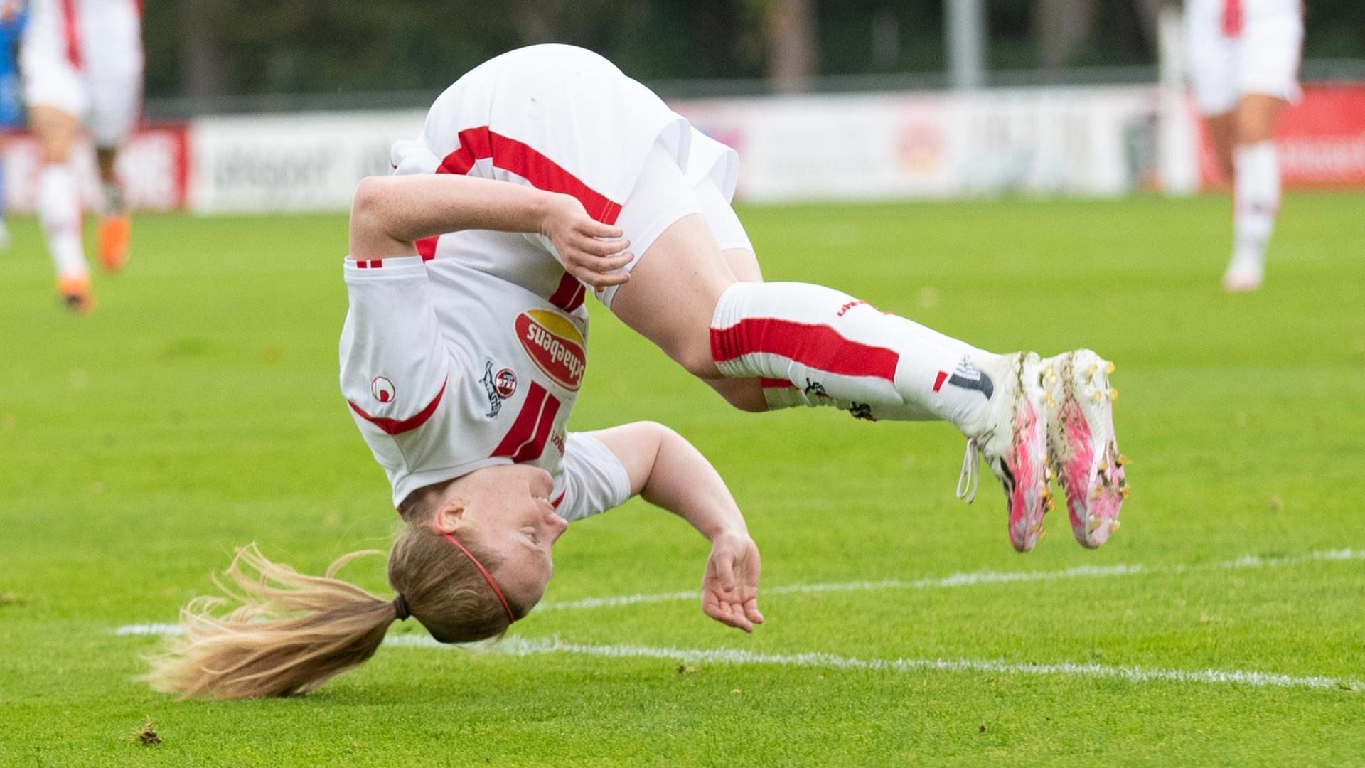 Die Fussballerin Amber Barrett (1. FC Köln) trifft zum 1:0 in der Bundesliga beim Spiel 1. FC Köln - TSG Hoffenheim und macht einen Purzelbaum auf dem Spielfeld. Die Fussballerin Amber Barrett (1. FC Köln) trifft zum 1:0 in der Bundesliga beim Spiel 1. FC Köln - TSG Hoffenheim und macht einen Purzelbaum auf dem Spielfeld.
