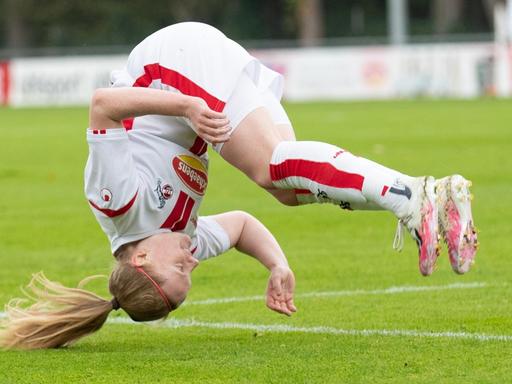 Die Fussballerin Amber Barrett (1. FC Köln) trifft zum 1:0 in der Bundesliga beim Spiel 1. FC Köln - TSG Hoffenheim und macht einen Purzelbaum auf dem Spielfeld.