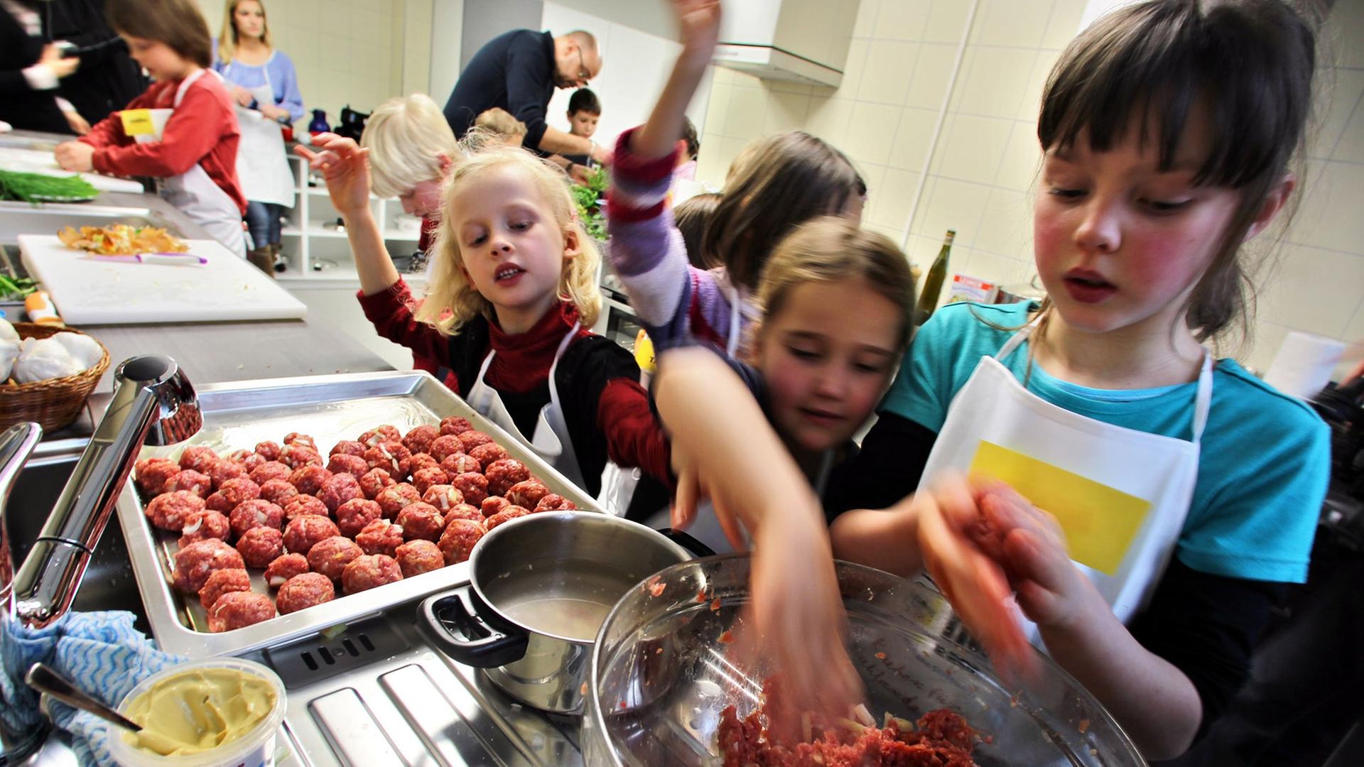 Kinder Kochen in der Schulküche der Adam-Friedrich-Oeser-Schule in Leipzig