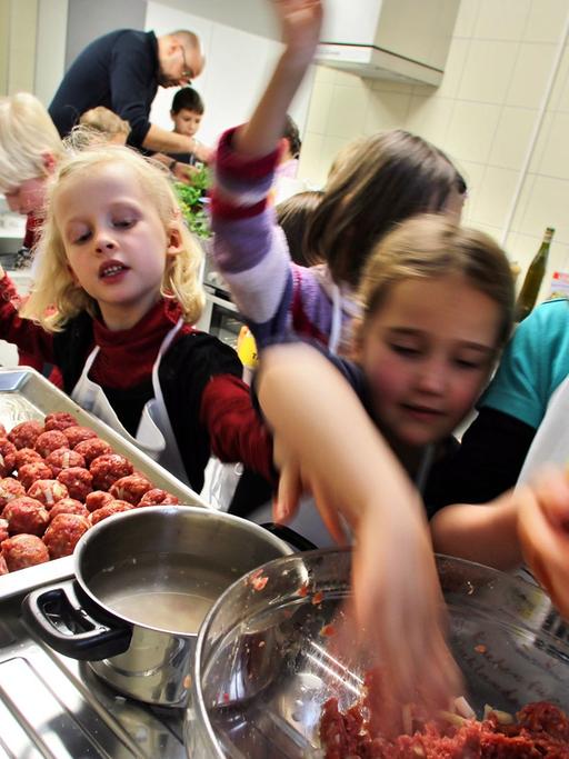 Kinder Kochen in der Schulküche der Adam-Friedrich-Oeser-Schule in Leipzig