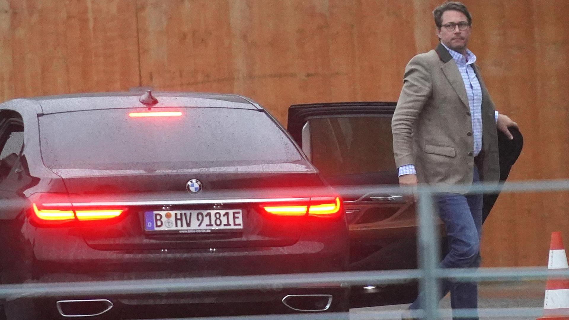 Bundesverkehrsminister Andreas Scheuer (CSU) kommt zum Autogipfel ins Kanzleramt. Bundesverkehrsminister Andreas Scheuer (CSU) kommt zum Autogipfel ins Kanzleramt.