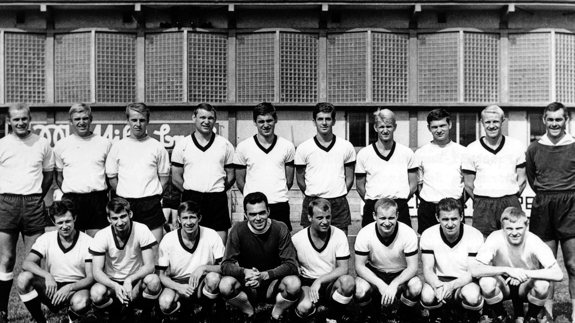 Das Mannschaftsfoto des Fußball-Bundesligisten Borussia Neunkirchen für die Saison 1967/1968. Hinten (l-r): Günter Kuntz, Jürgen Rohweder, Ludwig Lang, Jürgen Wingert, Jürgen Fuhrmann, Willi Seebauer, Peter Czernotzky, Dieter Schmidt, Günter Schröder, Trainer Zeljko Cajkovski; Unten (l-r): Hugo Ulm, Jürgen Pontes, Hans Linsenmaier, Horst Kirsch, Erich Hermesdorf, Volker Münz, Erich Leist, Werner Martin. Das Mannschaftsfoto des Fußball-Bundesligisten Borussia Neunkirchen für die Saison 1967/1968. Hinten (l-r): Günter Kuntz, Jürgen Rohweder, Ludwig Lang, Jürgen Wingert, Jürgen Fuhrmann, Willi Seebauer, Peter Czernotzky, Dieter Schmidt, Günter Schröder, Trainer Zeljko Cajkovski; Unten (l-r): Hugo Ulm, Jürgen Pontes, Hans Linsenmaier, Horst Kirsch, Erich Hermesdorf, Volker Münz, Erich Leist, Werner Martin.