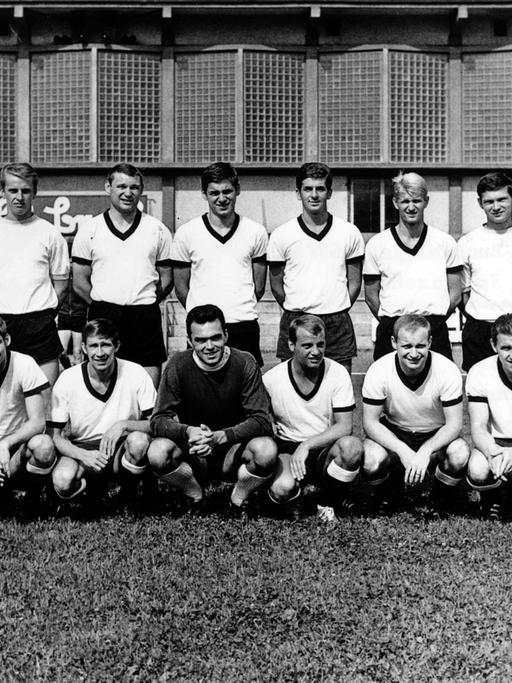 Das Mannschaftsfoto des Fußball-Bundesligisten Borussia Neunkirchen für die Saison 1967/1968. Hinten (l-r): Günter Kuntz, Jürgen Rohweder, Ludwig Lang, Jürgen Wingert, Jürgen Fuhrmann, Willi Seebauer, Peter Czernotzky, Dieter Schmidt, Günter Schröder, Trainer Zeljko Cajkovski; Unten (l-r): Hugo Ulm, Jürgen Pontes, Hans Linsenmaier, Horst Kirsch, Erich Hermesdorf, Volker Münz, Erich Leist, Werner Martin.