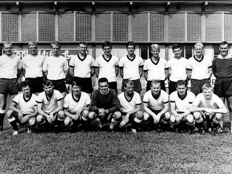 Das Mannschaftsfoto des Fußball-Bundesligisten Borussia Neunkirchen für die Saison 1967/1968. Hinten (l-r): Günter Kuntz, Jürgen Rohweder, Ludwig Lang, Jürgen Wingert, Jürgen Fuhrmann, Willi Seebauer, Peter Czernotzky, Dieter Schmidt, Günter Schröder, Trainer Zeljko Cajkovski; Unten (l-r): Hugo Ulm, Jürgen Pontes, Hans Linsenmaier, Horst Kirsch, Erich Hermesdorf, Volker Münz, Erich Leist, Werner Martin.