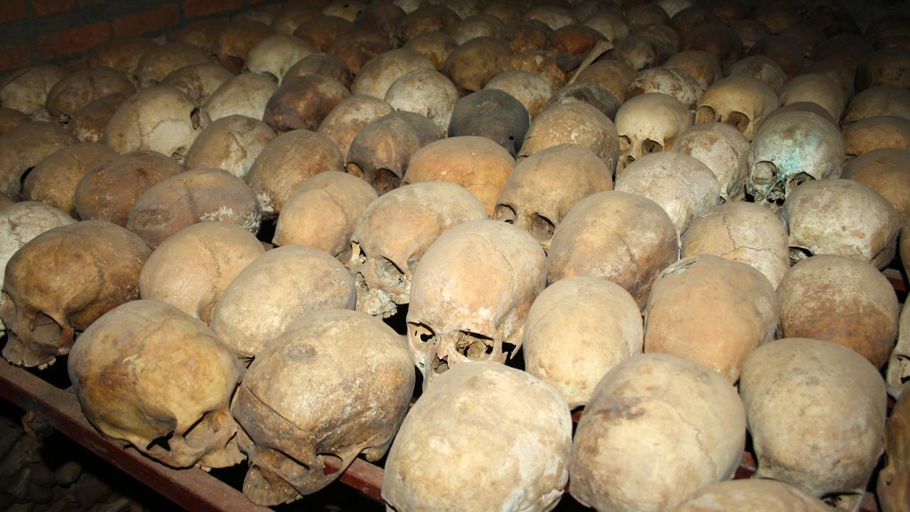 Erinnerung an den Völkermord in Ruanda: Gebeine von Genozidopfern in der Gruft hinter der Kirche von Nyamata in Ruanda Erinnerung an den Völkermord in Ruanda: Gebeine von Genozidopfern in der Gruft hinter der Kirche von Nyamata in Ruanda